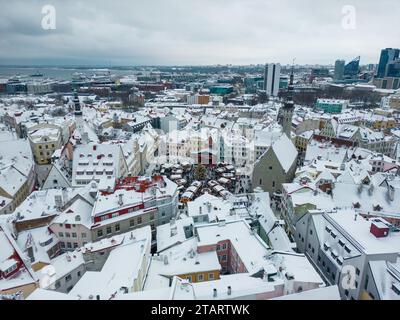 Vista aerea del mercato di Natale nella città vecchia di Tallinn, Estonia Foto Stock