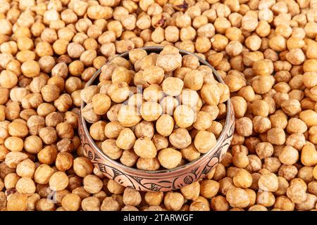 Mucchio di noci arrostite su sfondo bianco. Raccolta delle nocciole. Sfondo fotografico Filbert. Telaio completo di nocciolo. Chicchi di noce scrostati sbucciati. B. Biologico sano Foto Stock