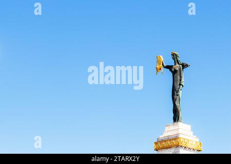 Batumi, Georgia - 15 settembre 2023: Statua di Medea e cielo blu sullo sfondo nella città di Batumi nella mattinata di sole. Il monumento è stato svelato dal presidente di G. Foto Stock