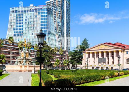 Batumi, Georgia - 15 settembre 2023: Vista della Piazza del Teatro su Rustaveli Avenue nella città di Batumi nel soleggiato giorno autunnale Foto Stock