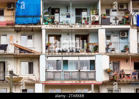 Batumi, Georgia - 16 settembre 2023: Facciata di una casa di appartamenti in via Petre Melikishvili nella città di Batumi il giorno dell'autunno Foto Stock