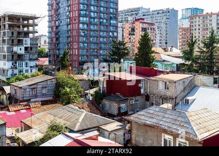 Batumi, Georgia - 15 settembre 2023: Vista delle case antiche e moderne nel quartiere residenziale della città di Batumi in autunno Foto Stock