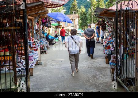 Makhuntseti, Georgia - 18 settembre 2023: Mercato turistico all'aperto con prodotti locali, cibo e souvenir vicino alla cascata Makhuntseti ad Adjara in autostrada Foto Stock