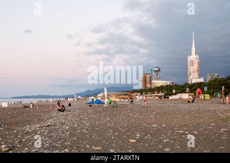 Batumi, Georgia - 19 settembre 2023: Vista della spiaggia di ciottoli del Mar Nero dopo il tramonto nella città di Batumi al crepuscolo autunnale Foto Stock