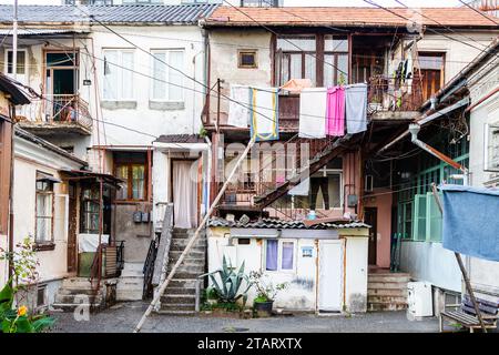 Batumi, Georgia - 19 settembre 2023: Tipico cortile cittadino con lavanderia e vecchi edifici residenziali nella città di Batumi il giorno d'autunno Foto Stock