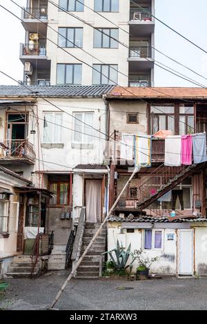 Batumi, Georgia - 19 settembre 2023: Vecchio cortile di Batumi nella zona residenziale della città di Batumi il giorno d'autunno Foto Stock