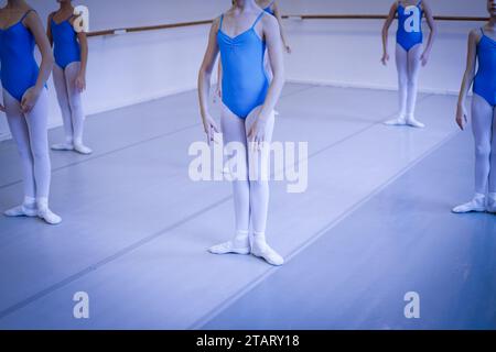 Piccola ballerina durante le lezioni di balletto Foto Stock