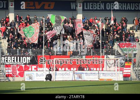 Oberhausen, Deutschland. 2 dicembre 2023. Oberhausen, Deutschland 02. Dicembre 2023: Regionalliga West - 2023/2024 - RW Oberhausen vs. SC Wiedenbrück IM Bild: Fankurve RW Oberhausen Credit: dpa/Alamy Live News Foto Stock