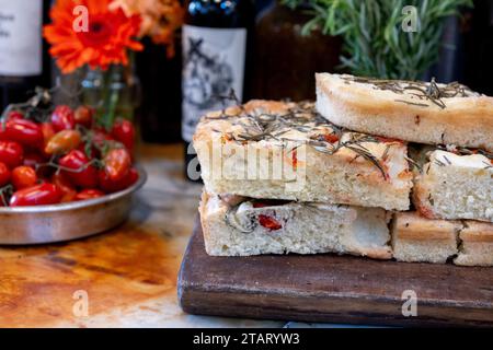Argentina, Buenos Aires, mercato di San Telmo. Caffè italiano locale, pane alle erbe, tomotoes roma con bottiglie di vino in lontananza. Foto Stock