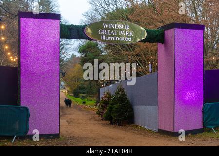 Windsor Great Park illuminato, evento natalizio con luci e decorazioni natalizie, Surrey, Inghilterra, Regno Unito. Ingresso all'evento nel dicembre 2023 Foto Stock