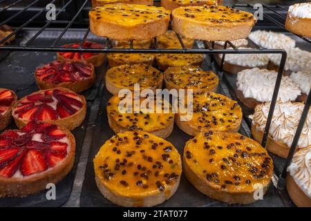 Argentina, Buenos Aires, mercato di San Telmo. Crostate di frutta fresca nella finestra del forno, fragole, meringa al limone e frutto della passione. Foto Stock