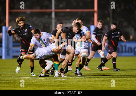 LONDRA, REGNO UNITO. 02 dicembre 2023. Theo Dan dei Saracens (centro) viene affrontato durante il Saracens vs Northampton Saint - Gallagher Premiership Rugby R8 allo Stonex Stadium sabato 2 dicembre 2023. LONDRA INGHILTERRA. Crediti: Taka G Wu/Alamy Live News Foto Stock