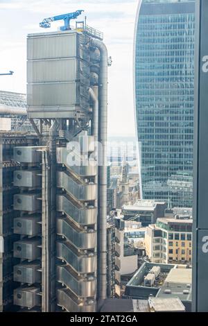 Vista insolita dell'edificio Lloyds nella città di Londra Foto Stock