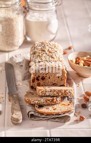 Deliziose prelibatezze, pane appena sfornato nella pasticceria casalinga. Pane con uvetta, noci e crusca. Foto Stock