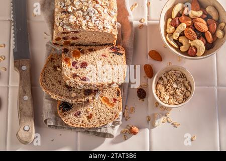 Deliziose prelibatezze di pane per una colazione perfetta e sana. Pane con uvetta, noci e crusca. Foto Stock