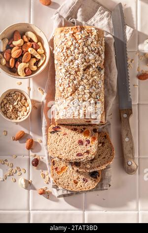 Deliziose prelibatezze, pane con crusca, uvetta e noci. Pane con uvetta, noci e crusca. Foto Stock