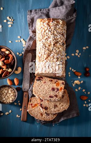 Deliziose prelibatezze di pane come fonte di fibre ed energia. Pane con uvetta, noci e crusca. Foto Stock