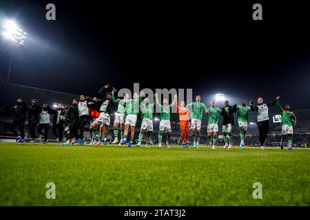 Almelo, Paesi Bassi. 2 dicembre 2023. ALMELO, PAESI BASSI - 2 DICEMBRE: I giocatori dello Sparta Rotterdam celebrano la vittoria della loro squadra dopo la partita olandese Eredivisie tra Heracles Almelo e Sparta Rotterdam all'Erve Asito il 2 dicembre 2023 ad Almelo, Paesi Bassi (foto di Rene Nijhuis/Orange Pictures) credito: Orange Pics BV/Alamy Live News Foto Stock