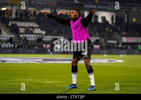 Almelo, Paesi Bassi. 2 dicembre 2023. ALMELO, PAESI BASSI - 2 DICEMBRE: Mohamed Sankoh di Heracles Almelo si riscalda prima della partita olandese Eredivisie tra Heracles Almelo e Sparta Rotterdam all'Erve Asito il 2 dicembre 2023 ad Almelo, Paesi Bassi (foto di Rene Nijhuis/Orange Pictures) credito: Orange Pics BV/Alamy Live News Foto Stock