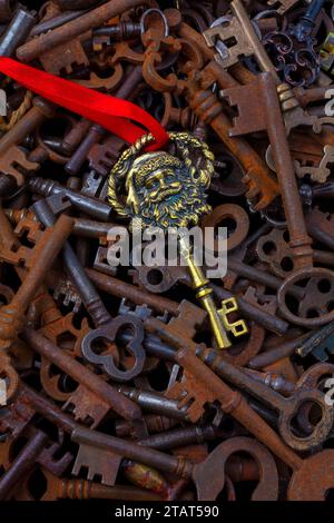 Santa Skeleton Key su pile of Old Keys Foto Stock