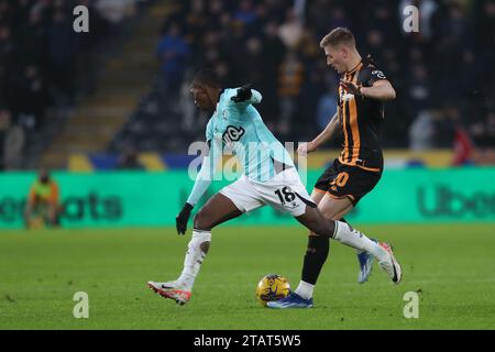 Liam Delap di Hull City in azione con Yaser Asprilla di Watford durante il match per il campionato Sky Bet tra Hull City e Watford all'MKM Stadium di Kingston Upon Hull sabato 2 dicembre 2023. (Foto: Mark Fletcher | mi News) crediti: MI News & Sport /Alamy Live News Foto Stock