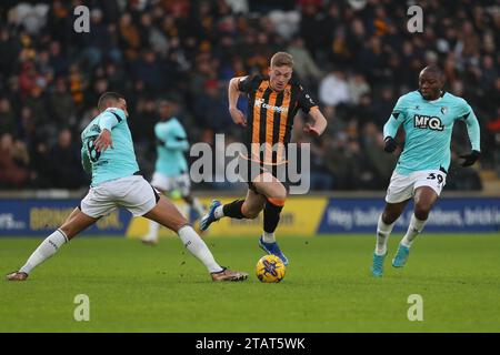 Liam Delap di Hull City in azione con Jake Livermore e Edo Kayembe di Watford durante il match per lo Sky Bet Championship tra Hull City e Watford all'MKM Stadium di Kingston upon Hull sabato 2 dicembre 2023. (Foto: Mark Fletcher | mi News) crediti: MI News & Sport /Alamy Live News Foto Stock