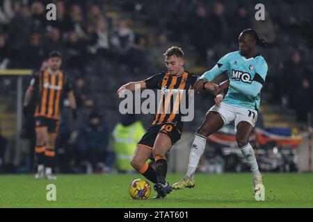 Il Liam Delap di Hull City in azione con l'Ismael Kone di Watford durante la partita del campionato Sky Bet tra Hull City e Watford all'MKM Stadium di Kingston upon Hull sabato 2 dicembre 2023. (Foto: Mark Fletcher | mi News) crediti: MI News & Sport /Alamy Live News Foto Stock