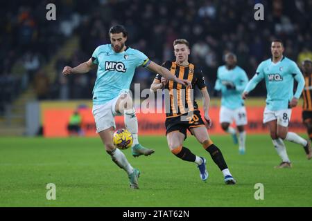 Wesley Hoedt di Watford in azione con Liam Delap di Hull City durante il match per il campionato Sky Bet tra Hull City e Watford all'MKM Stadium di Kingston upon Hull sabato 2 dicembre 2023. (Foto: Mark Fletcher | mi News) crediti: MI News & Sport /Alamy Live News Foto Stock