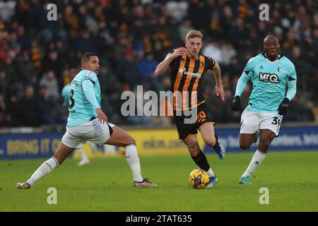 Il Liam Delap di Hull City in azione con Jake Livermore e Edo Kayembe di Watford durante il match per lo Sky Bet Championship tra Hull City e Watford all'MKM Stadium di Kingston Upon Hull sabato 2 dicembre 2023. (Foto: Mark Fletcher | mi News) crediti: MI News & Sport /Alamy Live News Foto Stock