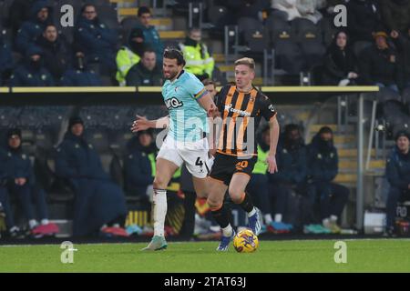 Wesley Hoedt di Watford in azione con Liam Delap di Hull City durante il match per il campionato Sky Bet tra Hull City e Watford all'MKM Stadium di Kingston upon Hull sabato 2 dicembre 2023. (Foto: Mark Fletcher | mi News) crediti: MI News & Sport /Alamy Live News Foto Stock