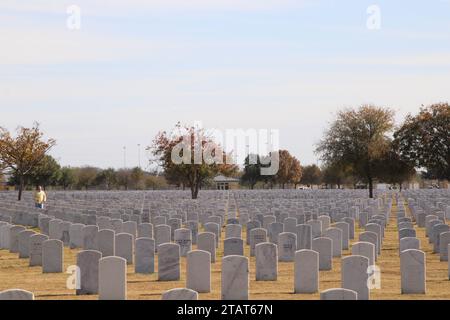 San Antonio, Stati Uniti. 1 dicembre 2023. Vista dei terreni del cimitero al Fort Sam Houston National Cemetery a San Antonio, Texas, USA, il 1° dicembre 2023. Attualmente il cimitero ha 338 acri di cui 200 sono stati sviluppati. Il Fort Sam Houston National Cemetery ha il potenziale di rimanere aperto per decenni. (Foto di Carlos Kosienski/Sipa USA) credito: SIPA USA/Alamy Live News Foto Stock