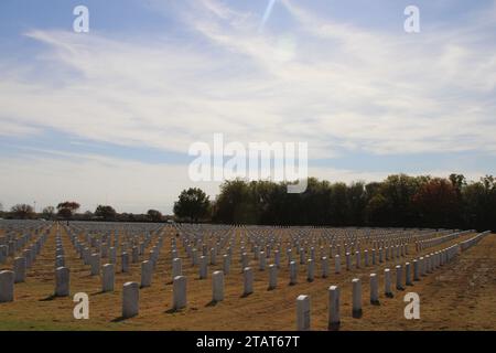 San Antonio, Stati Uniti. 1 dicembre 2023. Vista dei terreni del cimitero al Fort Sam Houston National Cemetery a San Antonio, Texas, USA, il 1° dicembre 2023. Attualmente il cimitero ha 338 acri di cui 200 sono stati sviluppati. Il Fort Sam Houston National Cemetery ha il potenziale di rimanere aperto per decenni. (Foto di Carlos Kosienski/Sipa USA) credito: SIPA USA/Alamy Live News Foto Stock