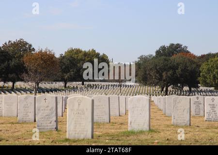 San Antonio, Stati Uniti. 1 dicembre 2023. Vista dei terreni del cimitero al Fort Sam Houston National Cemetery a San Antonio, Texas, USA, il 1° dicembre 2023. Attualmente il cimitero ha 338 acri di cui 200 sono stati sviluppati. Il Fort Sam Houston National Cemetery ha il potenziale di rimanere aperto per decenni. (Foto di Carlos Kosienski/Sipa USA) credito: SIPA USA/Alamy Live News Foto Stock