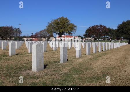 San Antonio, Stati Uniti. 1 dicembre 2023. Vista dei terreni del cimitero al Fort Sam Houston National Cemetery a San Antonio, Texas, USA, il 1° dicembre 2023. Attualmente il cimitero ha 338 acri di cui 200 sono stati sviluppati. Il Fort Sam Houston National Cemetery ha il potenziale di rimanere aperto per decenni. (Foto di Carlos Kosienski/Sipa USA) credito: SIPA USA/Alamy Live News Foto Stock