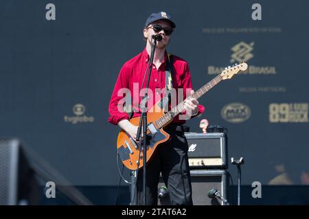 São PAOLO, BRASILE - 2 DICEMBRE: La band Black Midi si esibisce sul palco durante il giorno 1 del Primavera Sound Brazil 2023 a Autódromo José Carlos Pace il 2 dicembre 2023 a San Paolo/SP, Brasile. (Foto di Leandro Bernardes/PxImages) credito: PX Images/Alamy Live News Foto Stock