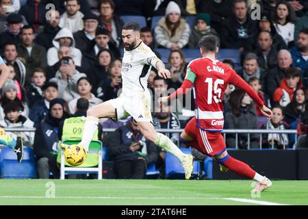 Madrid, Spagna. 2 dicembre 2023. Dani Carvajal (L) del Real Madrid fa una partita di calcio con Carlos Neva del Granada in occasione di una partita di calcio tra Real Madrid e Granada CF a Madrid, Spagna, il 2 dicembre 2023. Crediti: Gustavo Valiente/Xinhua/Alamy Live News Foto Stock