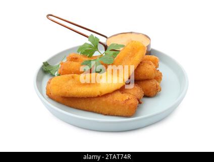 Gustosi bastoncini di mozzarella fritti serviti con salsa e prezzemolo isolati su bianco Foto Stock