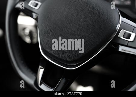 Segnale airbag di sicurezza sul volante all'interno della vettura Foto Stock