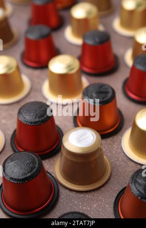 Molte capsule di caffè su un tavolo marrone, primo piano Foto Stock