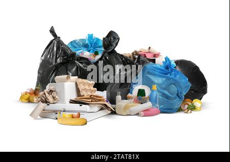 Ambiente. Immondizia e pila di sacchetti di plastica su sfondo bianco Foto Stock