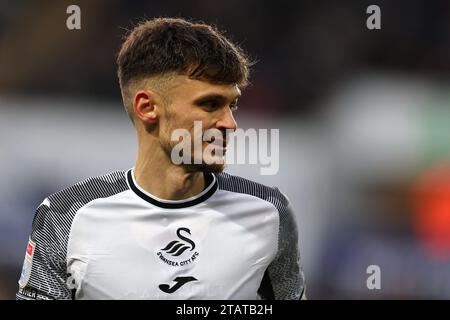 Swansea, Regno Unito. 2 dicembre 2023. Jamie Paterson di Swansea City ci guarda. Partita di campionato EFL Skybet, Swansea City contro Huddersfield Town allo Stadio Swansea.com di Swansea, Galles, sabato 2 dicembre 2023. Questa immagine può essere utilizzata solo per scopi editoriali. Solo per uso editoriale, foto di Andrew Orchard/Andrew Orchard fotografia sportiva/Alamy Live news credito: Andrew Orchard fotografia sportiva/Alamy Live News Foto Stock