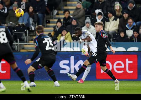 Swansea, Regno Unito. 2 dicembre 2023. Yannick Bolasie di Swansea City (c) in azione. Partita di campionato EFL Skybet, Swansea City contro Huddersfield Town allo Stadio Swansea.com di Swansea, Galles, sabato 2 dicembre 2023. Questa immagine può essere utilizzata solo per scopi editoriali. Solo per uso editoriale, foto di Andrew Orchard/Andrew Orchard fotografia sportiva/Alamy Live news credito: Andrew Orchard fotografia sportiva/Alamy Live News Foto Stock