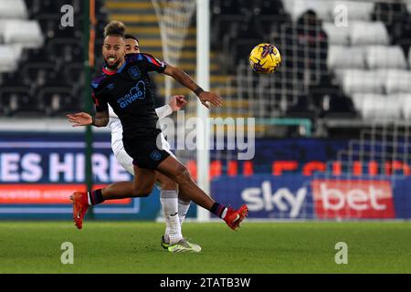 Swansea, Regno Unito. 2 dicembre 2023. Sorba Thomas di Huddersfield Town in azione. Partita di campionato EFL Skybet, Swansea City contro Huddersfield Town allo Stadio Swansea.com di Swansea, Galles, sabato 2 dicembre 2023. Questa immagine può essere utilizzata solo per scopi editoriali. Solo per uso editoriale, foto di Andrew Orchard/Andrew Orchard fotografia sportiva/Alamy Live news credito: Andrew Orchard fotografia sportiva/Alamy Live News Foto Stock