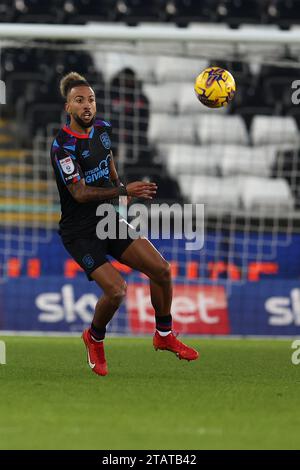 Swansea, Regno Unito. 2 dicembre 2023. Sorba Thomas di Huddersfield Town in azione. Partita di campionato EFL Skybet, Swansea City contro Huddersfield Town allo Stadio Swansea.com di Swansea, Galles, sabato 2 dicembre 2023. Questa immagine può essere utilizzata solo per scopi editoriali. Solo per uso editoriale, foto di Andrew Orchard/Andrew Orchard fotografia sportiva/Alamy Live news credito: Andrew Orchard fotografia sportiva/Alamy Live News Foto Stock