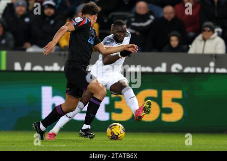 Swansea, Regno Unito. 2 dicembre 2023. Yannick Bolasie di Swansea City in azione (r). Partita di campionato EFL Skybet, Swansea City contro Huddersfield Town allo Stadio Swansea.com di Swansea, Galles, sabato 2 dicembre 2023. Questa immagine può essere utilizzata solo per scopi editoriali. Solo per uso editoriale, foto di Andrew Orchard/Andrew Orchard fotografia sportiva/Alamy Live news credito: Andrew Orchard fotografia sportiva/Alamy Live News Foto Stock