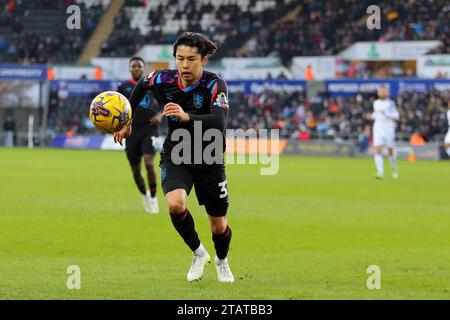 Swansea, Regno Unito. 2 dicembre 2023. Yuta Nakayama di Huddersfield Town in azione. Partita di campionato EFL Skybet, Swansea City contro Huddersfield Town allo Stadio Swansea.com di Swansea, Galles, sabato 2 dicembre 2023. Questa immagine può essere utilizzata solo per scopi editoriali. Solo per uso editoriale, foto di Andrew Orchard/Andrew Orchard fotografia sportiva/Alamy Live news credito: Andrew Orchard fotografia sportiva/Alamy Live News Foto Stock