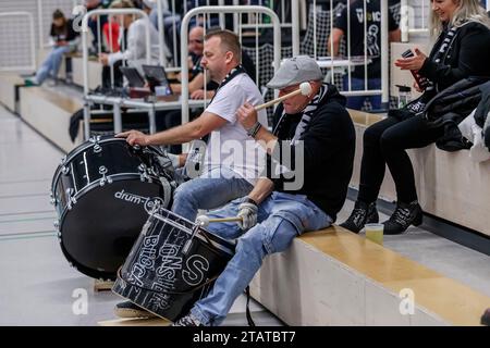 Erfurt, Deutschland. 2 dicembre 2023. Fans, Publikum, Zuschauer, Stimmung, 02.12.2023, Erfurt (Deutschland), pallavolo, 2. Bundesliga Frauen Pro, Schwarz-Weiss Erfurt - Skurios volleys Borken Credit: dpa/Alamy Live News Foto Stock