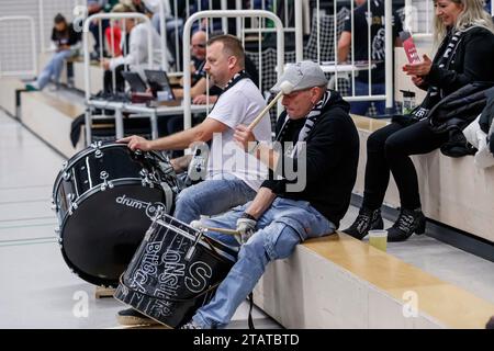 Erfurt, Deutschland. 2 dicembre 2023. Fans, Publikum, Zuschauer, Stimmung, 02.12.2023, Erfurt (Deutschland), pallavolo, 2. Bundesliga Frauen Pro, Schwarz-Weiss Erfurt - Skurios volleys Borken Credit: dpa/Alamy Live News Foto Stock