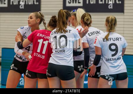 Erfurt, Deutschland. 2 dicembre 2023. Teamkreis, Mannschaftskreis, Ansprache, Motivation, 02.12.2023, Erfurt (Deutschland), pallavolo, 2. Bundesliga Frauen Pro, Schwarz-Weiss Erfurt - Skurios volleys Borken Credit: dpa/Alamy Live News Foto Stock