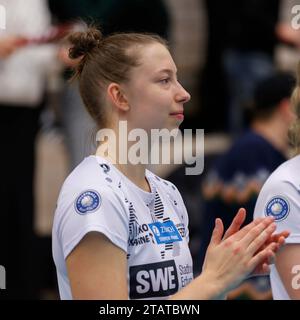 Erfurt, Deutschland. 2 dicembre 2023. Isabella Noble (Schwarz-Weiss Erfurt, 5), 02.12.2023, Erfurt (Deutschland), pallavolo, 2) Bundesliga Frauen Pro, Schwarz-Weiss Erfurt - Skurios volleys Borken Credit: dpa/Alamy Live News Foto Stock